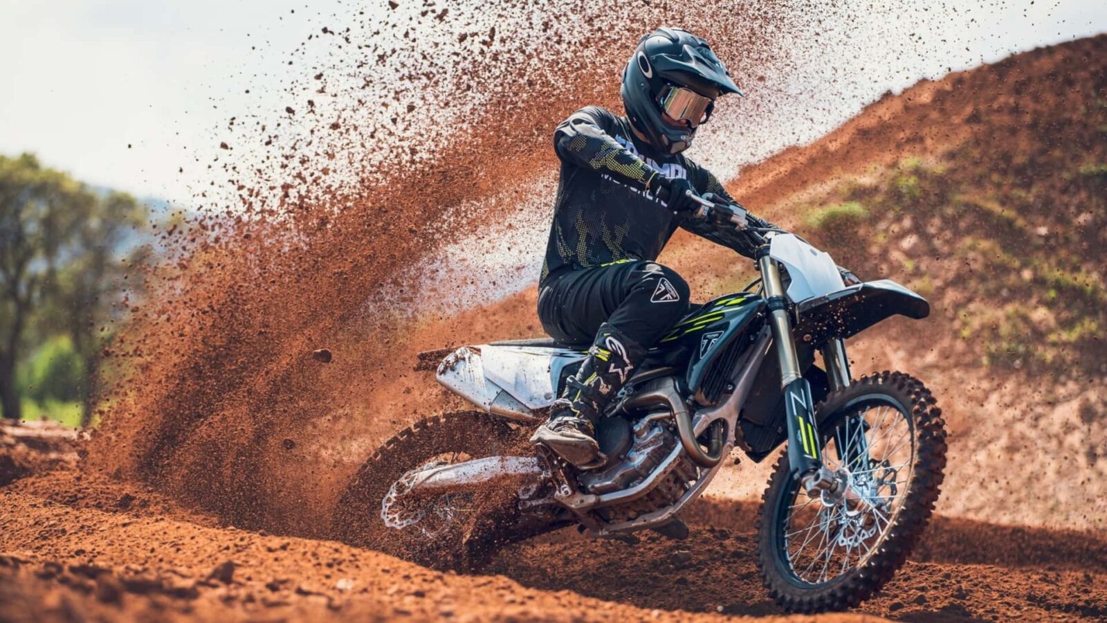 Detalhe do cabeçote do motor de uma motocicleta off-road Triumph TF-X, mostrando a área afetada pelo recall