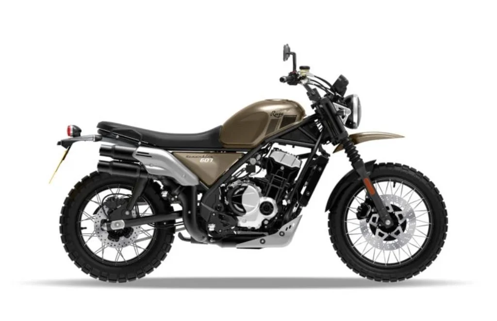 Rieju Scrambler 607 em destaque, exibindo seu design clássico e elementos modernos, pronta para o mercado europeu.