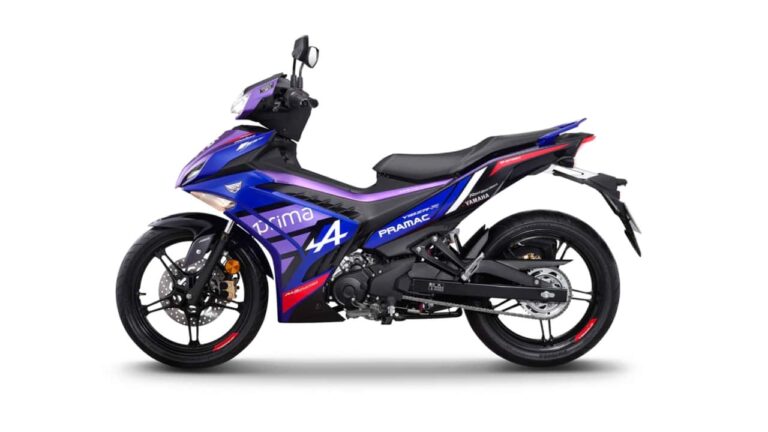 Detalhe frontal da Yamaha Y16ZR, um scooter com design inspirado na MotoGP, exibindo gráficos e cores vibrantes.