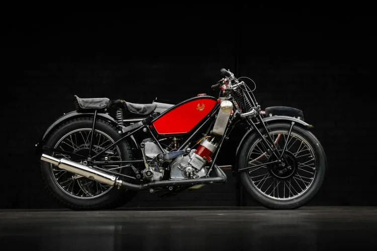 A rara Scott Flying Squirrel de 1937/38, uma motocicleta clássica britânica com sidecar, que pertenceu ao ator Steve McQueen.