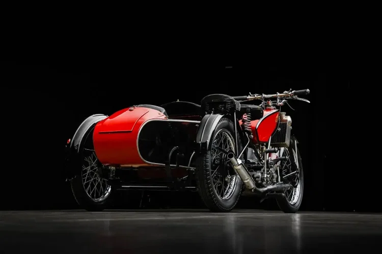 A rara Scott Flying Squirrel de 1937/38, uma motocicleta clássica britânica com sidecar, que pertenceu ao ator Steve McQueen.