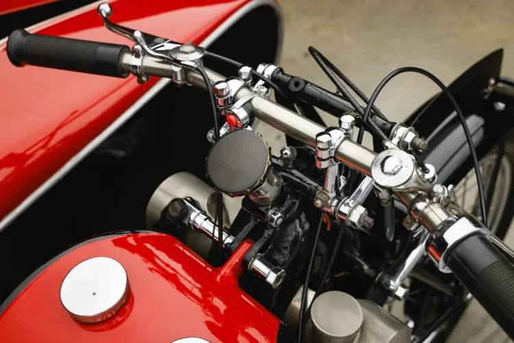 A rara Scott Flying Squirrel de 1937/38, uma motocicleta clássica britânica com sidecar, que pertenceu ao ator Steve McQueen.