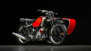 A rara Scott Flying Squirrel de 1937/38, uma motocicleta clássica britânica com sidecar, que pertenceu ao ator Steve McQueen.