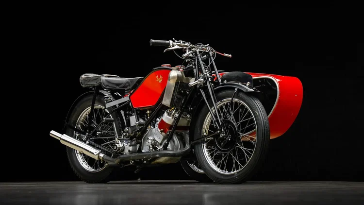 A rara Scott Flying Squirrel de 1937/38, uma motocicleta clássica britânica com sidecar, que pertenceu ao ator Steve McQueen.
