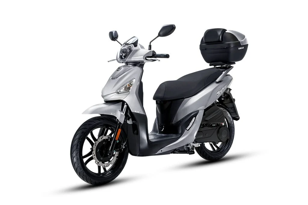 Detalhes da SYM Symphony 125i 2026 com seu novo painel digital e iluminação LED, destacando a elegância e funcionalidade do scooter urbano.
