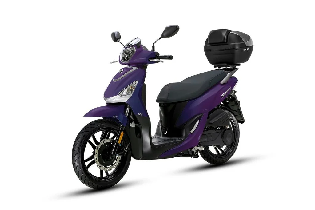 Detalhes da SYM Symphony 125i 2026 com seu novo painel digital e iluminação LED, destacando a elegância e funcionalidade do scooter urbano.