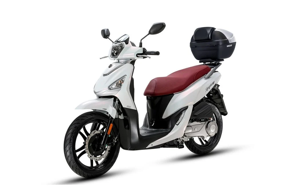 Detalhes da SYM Symphony 125i 2026 com seu novo painel digital e iluminação LED, destacando a elegância e funcionalidade do scooter urbano.