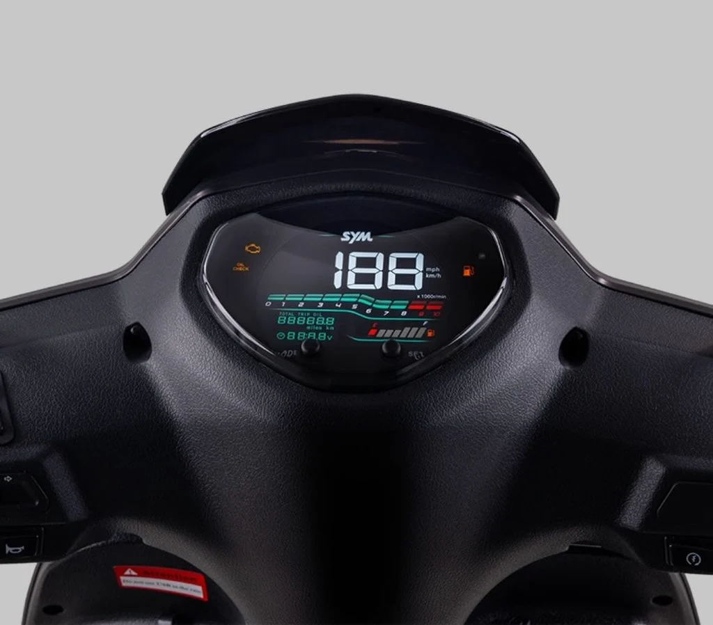 Detalhes da SYM Symphony 125i 2026 com seu novo painel digital e iluminação LED, destacando a elegância e funcionalidade do scooter urbano.