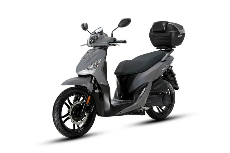 Detalhes da SYM Symphony 125i 2026 com seu novo painel digital e iluminação LED, destacando a elegância e funcionalidade do scooter urbano.