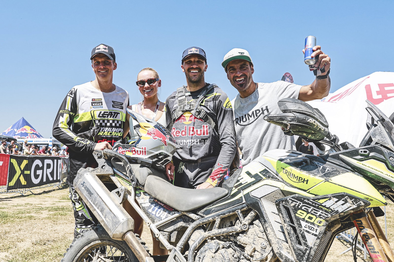 Sam Sunderland pilotando uma Triumph Tiger 900 Rally Pro em terreno rochoso e acidentado durante o Red Bull Romaniacs, conquistando o pódio em 2024.