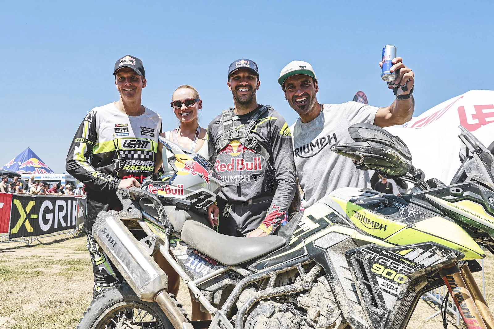 Sam Sunderland pilotando uma Triumph Tiger 900 Rally Pro em terreno rochoso e acidentado durante o Red Bull Romaniacs, conquistando o pódio em 2024.