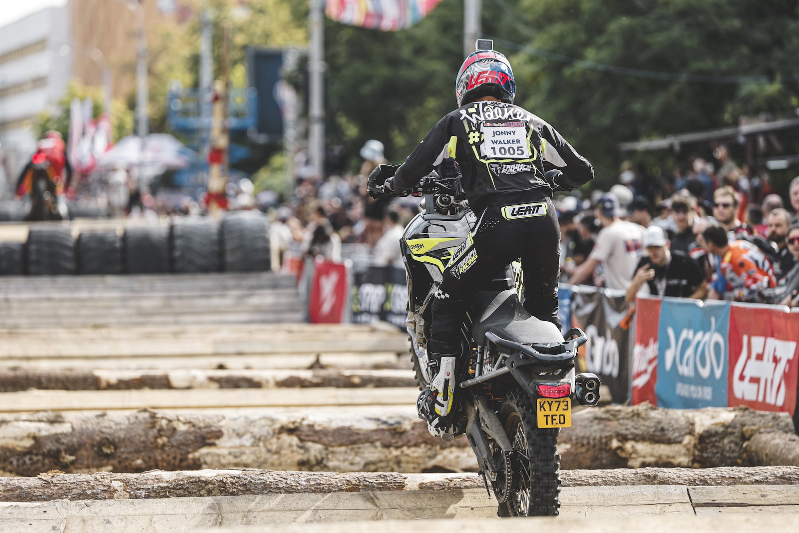 Sam Sunderland pilotando uma Triumph Tiger 900 Rally Pro em terreno rochoso e acidentado durante o Red Bull Romaniacs, conquistando o pódio em 2024.