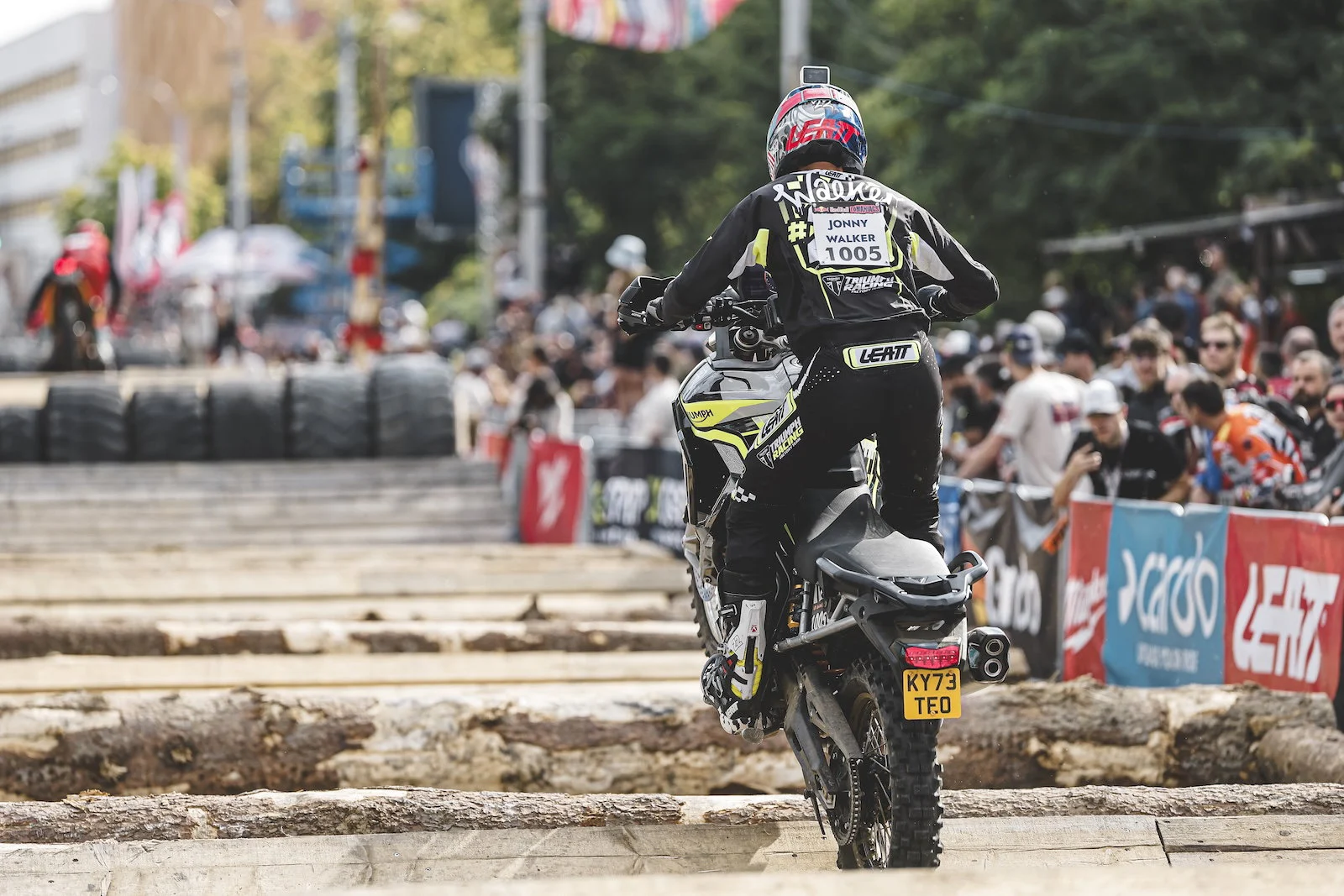 Sam Sunderland pilotando uma Triumph Tiger 900 Rally Pro em terreno rochoso e acidentado durante o Red Bull Romaniacs, conquistando o pódio em 2024.