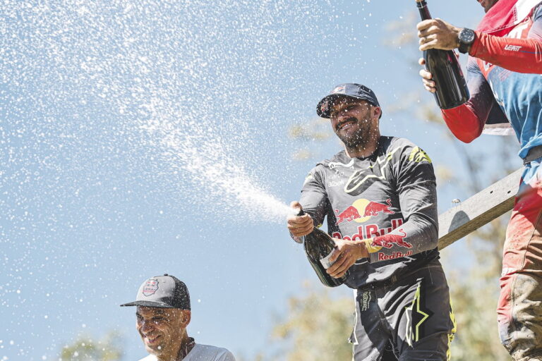 Sam Sunderland pilotando uma Triumph Tiger 900 Rally Pro em terreno rochoso e acidentado durante o Red Bull Romaniacs, conquistando o pódio em 2024.