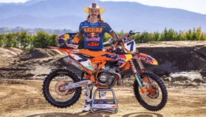 Aaron Plessinger pilotando uma motocicleta KTM 450 SX-F Factory Edition da equipe Red Bull KTM Factory Racing em uma pista de Supercross.