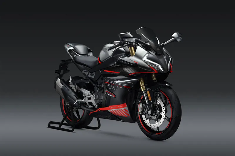 Comparativo de motos esportivas de 300 a 500 cc, destacando Yamaha R3, Kawasaki Ninja 500, TVS Apache RTR 310, CFMOTO 450SR e UM Xtreet SS 401.