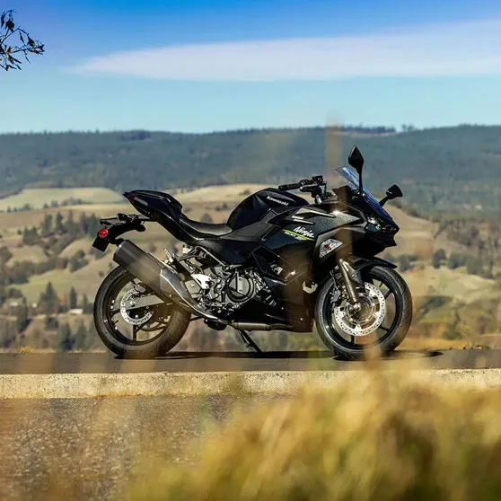 Comparativo de motos esportivas de 300 a 500 cc, destacando Yamaha R3, Kawasaki Ninja 500, TVS Apache RTR 310, CFMOTO 450SR e UM Xtreet SS 401.