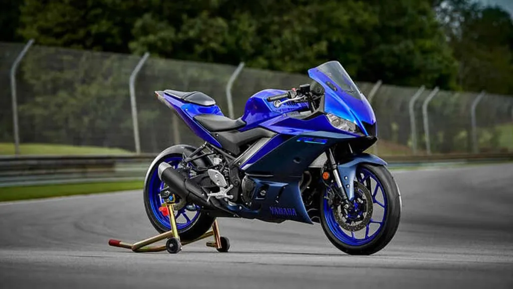 Comparativo de motos esportivas de 300 a 500 cc, destacando Yamaha R3, Kawasaki Ninja 500, TVS Apache RTR 310, CFMOTO 450SR e UM Xtreet SS 401.