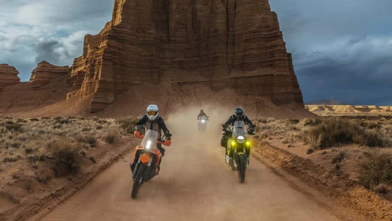 Motociclista de aventura em trilha off-road, destacando a importância da parceria entre American Motorcyclist Association (AMA) e Backcountry Discovery Routes (BDR) para o acesso e conservação de áreas naturais.