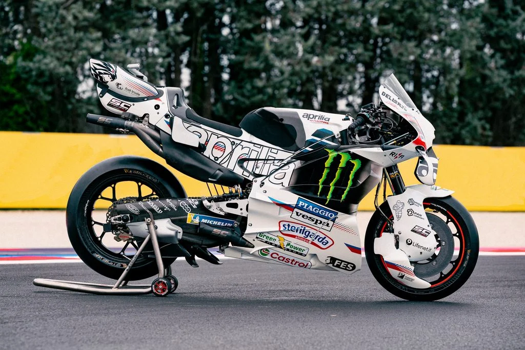 Aprilia RS-GP26 com a decoração Perla Bianca em Misano, homenageando os 80 anos da Vespa e o piloto Gilles Villeneuve.