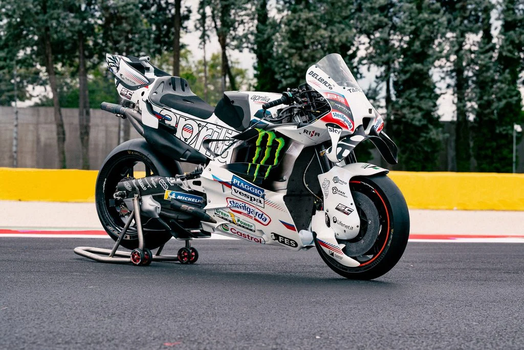 Aprilia RS-GP26 com a decoração Perla Bianca em Misano, homenageando os 80 anos da Vespa e o piloto Gilles Villeneuve.