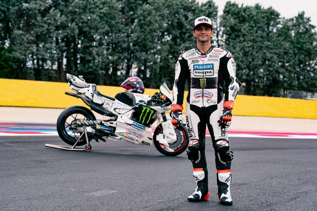Aprilia RS-GP26 com a decoração Perla Bianca em Misano, homenageando os 80 anos da Vespa e o piloto Gilles Villeneuve.