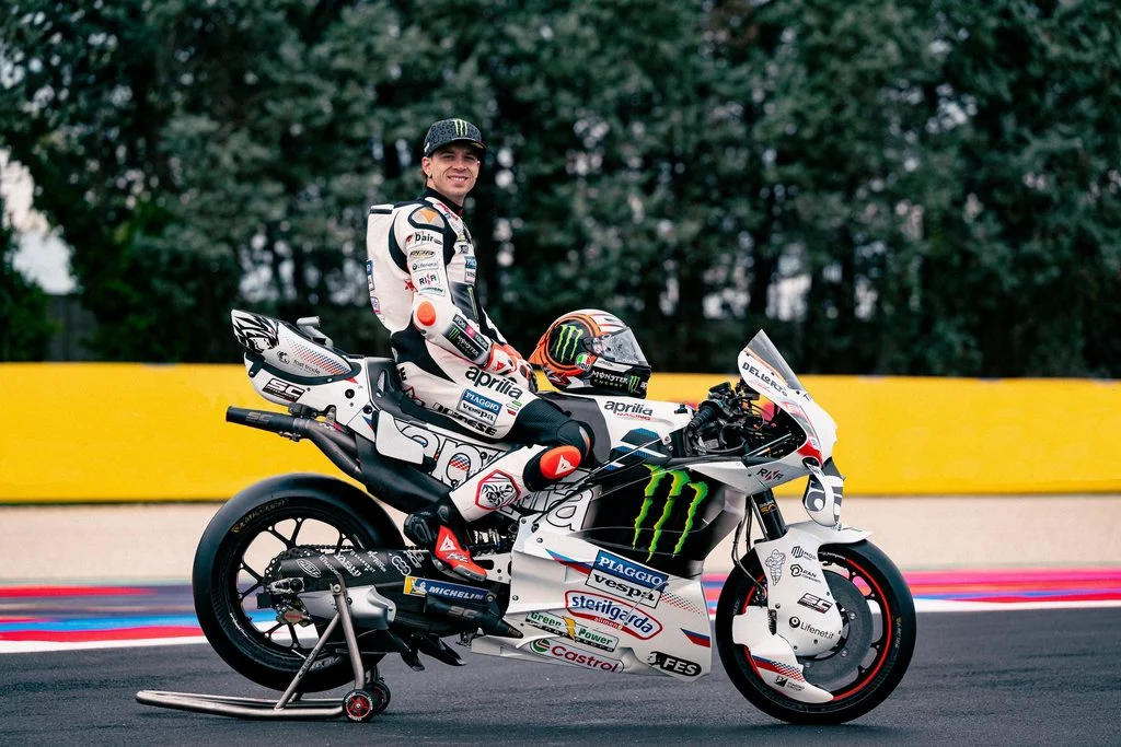 Aprilia RS-GP26 com a decoração Perla Bianca em Misano, homenageando os 80 anos da Vespa e o piloto Gilles Villeneuve.