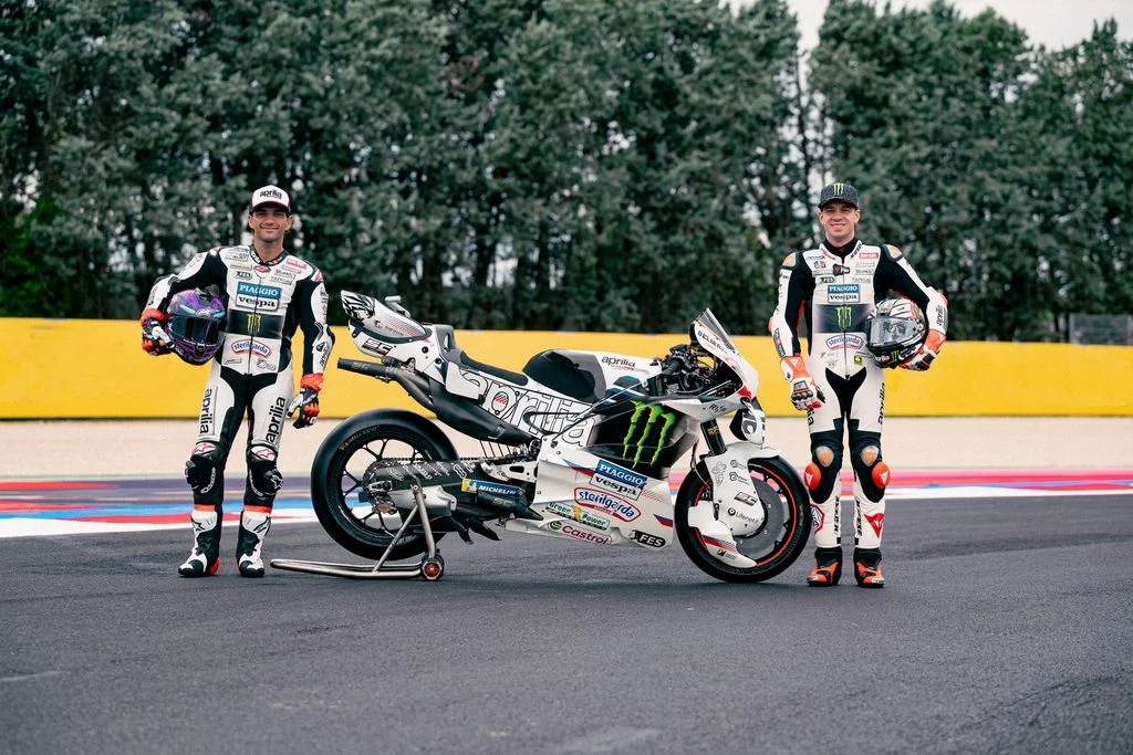 Aprilia RS-GP26 com a decoração Perla Bianca em Misano, homenageando os 80 anos da Vespa e o piloto Gilles Villeneuve.