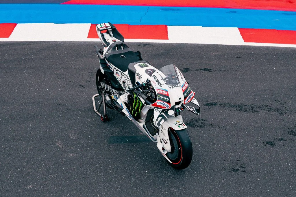 Aprilia RS-GP26 com a decoração Perla Bianca em Misano, homenageando os 80 anos da Vespa e o piloto Gilles Villeneuve.