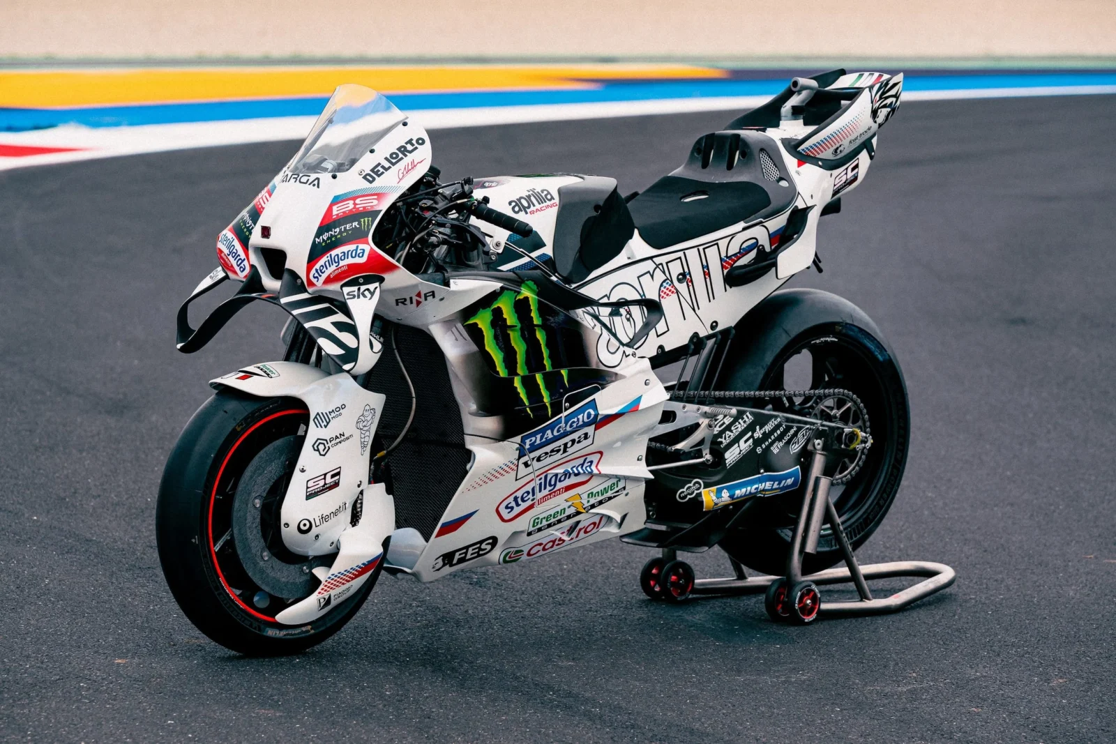 Aprilia RS-GP26 com a decoração Perla Bianca em Misano, homenageando os 80 anos da Vespa e o piloto Gilles Villeneuve.