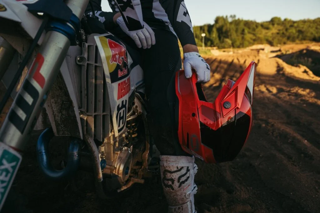 Capacete Bell Moto-10 GP, com design agressivo e gráficos de competição, exibindo sua construção avançada e ventilação otimizada para uso off-road.