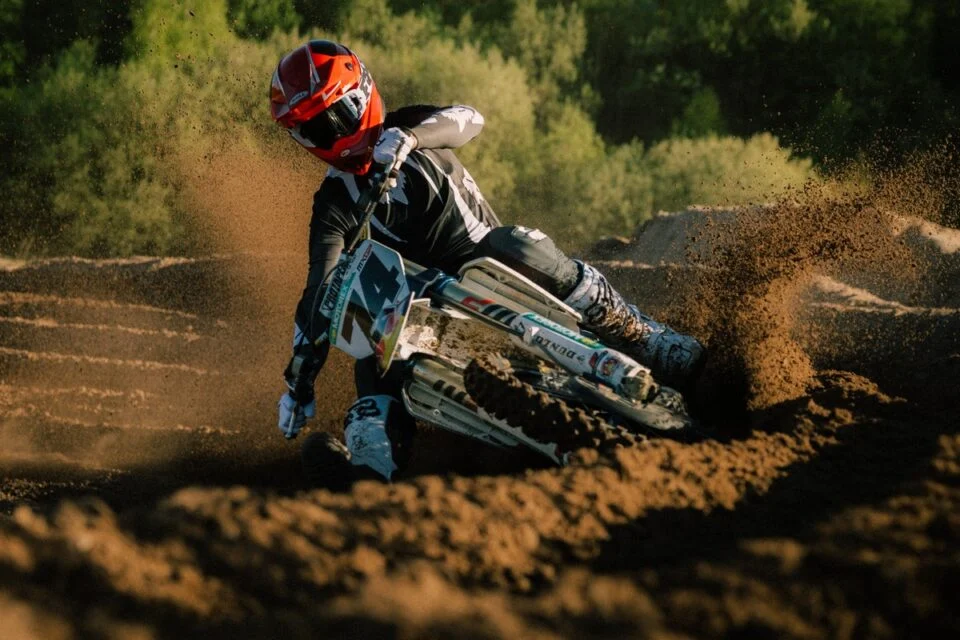 Capacete Bell Moto-10 GP, com design agressivo e gráficos de competição, exibindo sua construção avançada e ventilação otimizada para uso off-road.