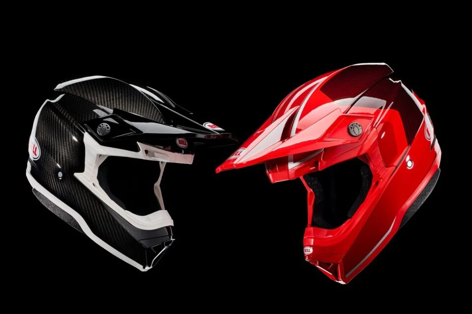 Capacete Bell Moto-10 GP, com design agressivo e gráficos de competição, exibindo sua construção avançada e ventilação otimizada para uso off-road.