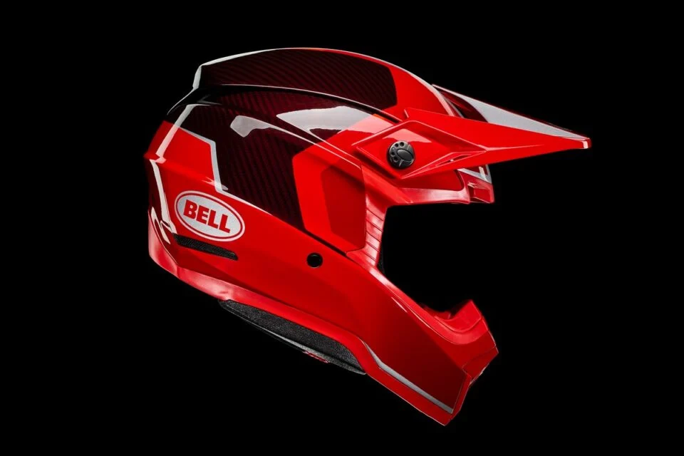 Capacete Bell Moto-10 GP, com design agressivo e gráficos de competição, exibindo sua construção avançada e ventilação otimizada para uso off-road.