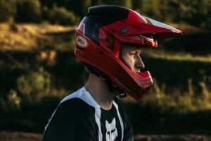 Capacete Bell Moto-10 GP, com design agressivo e gráficos de competição, exibindo sua construção avançada e ventilação otimizada para uso off-road.