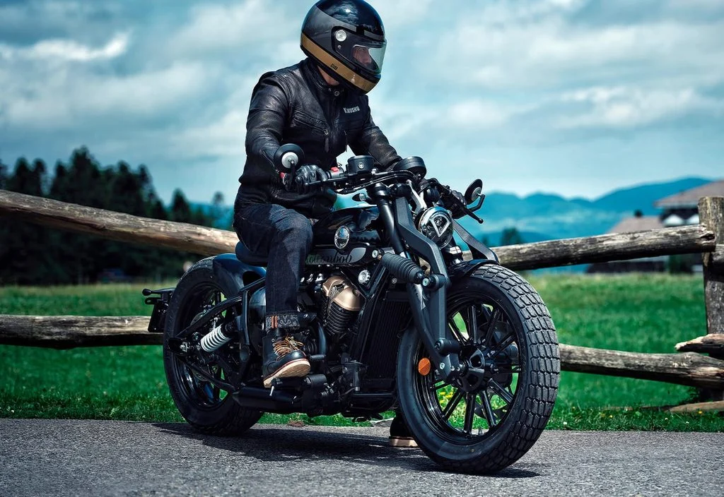Benda Napoleon Bob 125 na cor Phantom Black, exibindo seu design bobber clássico com farol redondo em LED e motor V-Twin exposto, pronta para pilotos de carteira A1.