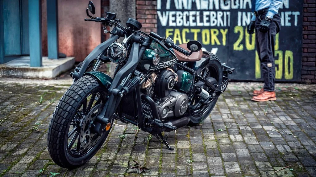 Benda Napoleon Bob 125 na cor Phantom Black, exibindo seu design bobber clássico com farol redondo em LED e motor V-Twin exposto, pronta para pilotos de carteira A1.
