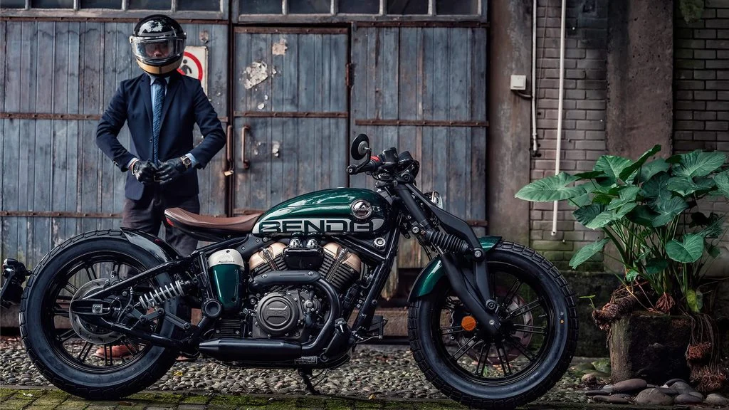 Benda Napoleon Bob 125 na cor Phantom Black, exibindo seu design bobber clássico com farol redondo em LED e motor V-Twin exposto, pronta para pilotos de carteira A1.