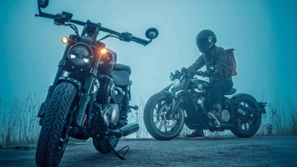 Benda Napoleon Bob 125 na cor Phantom Black, exibindo seu design bobber clássico com farol redondo em LED e motor V-Twin exposto, pronta para pilotos de carteira A1.