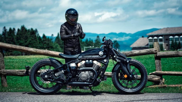 Benda Napoleon Bob 125 na cor Phantom Black, exibindo seu design bobber clássico com farol redondo em LED e motor V-Twin exposto, pronta para pilotos de carteira A1.