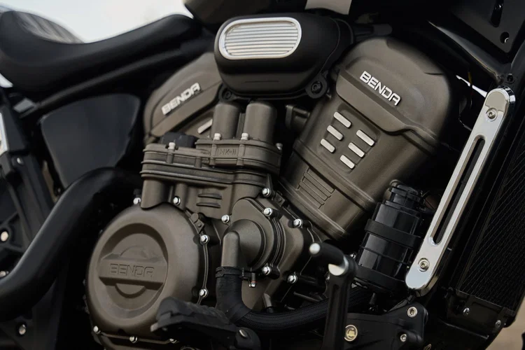 Benda Rock 707 cruiser com motor V2 de 692 cc, embreagem eletrônica e suspensão pneumática, vista lateral em fundo neutro