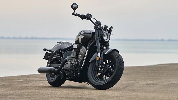 Benda Rock 707 cruiser com motor V2 de 692 cc, embreagem eletrônica e suspensão pneumática, vista lateral em fundo neutro