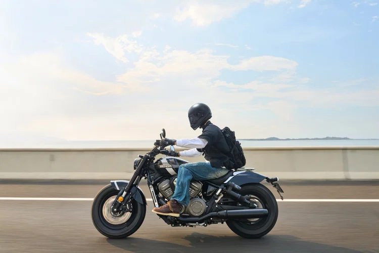 Benda Rock 707 cruiser com motor V2 de 692 cc, embreagem eletrônica e suspensão pneumática, vista lateral em fundo neutro