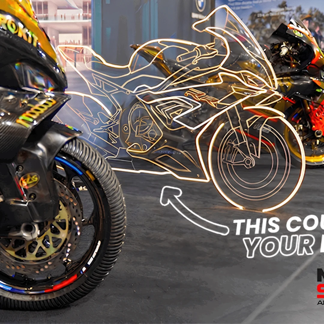 Teaser da BMW F450 R, uma motocicleta naked com motor bicilíndrico paralela, exibindo seu novo design com farol escalonado e contorno musculoso em ambiente urbano.