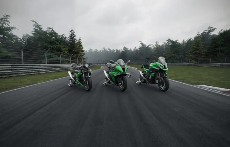 Três motocicletas BMW M 1000 RR, M 1000 R e M 1000 XR '100 Jahre Nürburgring' em edição especial, exibindo pintura verde exclusiva e detalhes comemorativos na pista de Nürburgring.