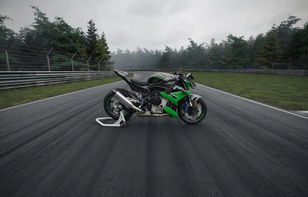 Três motocicletas BMW M 1000 RR, M 1000 R e M 1000 XR '100 Jahre Nürburgring' em edição especial, exibindo pintura verde exclusiva e detalhes comemorativos na pista de Nürburgring.