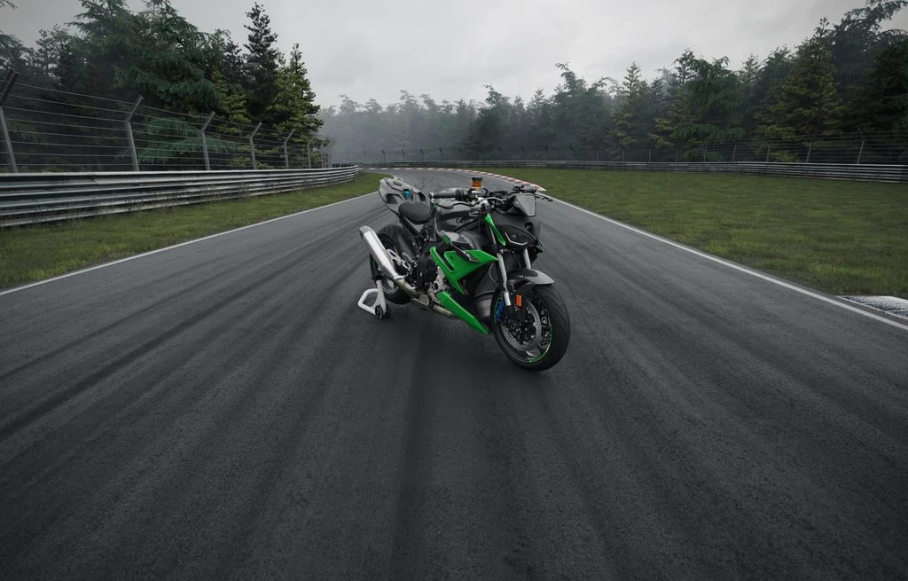 Três motocicletas BMW M 1000 RR, M 1000 R e M 1000 XR '100 Jahre Nürburgring' em edição especial, exibindo pintura verde exclusiva e detalhes comemorativos na pista de Nürburgring.