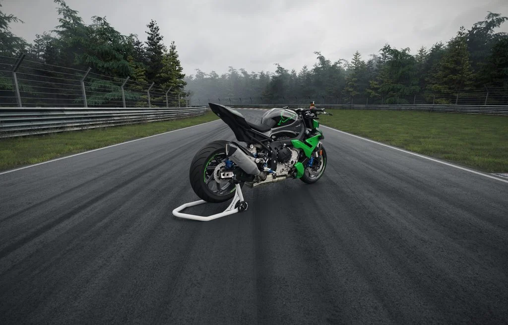 Três motocicletas BMW M 1000 RR, M 1000 R e M 1000 XR '100 Jahre Nürburgring' em edição especial, exibindo pintura verde exclusiva e detalhes comemorativos na pista de Nürburgring.