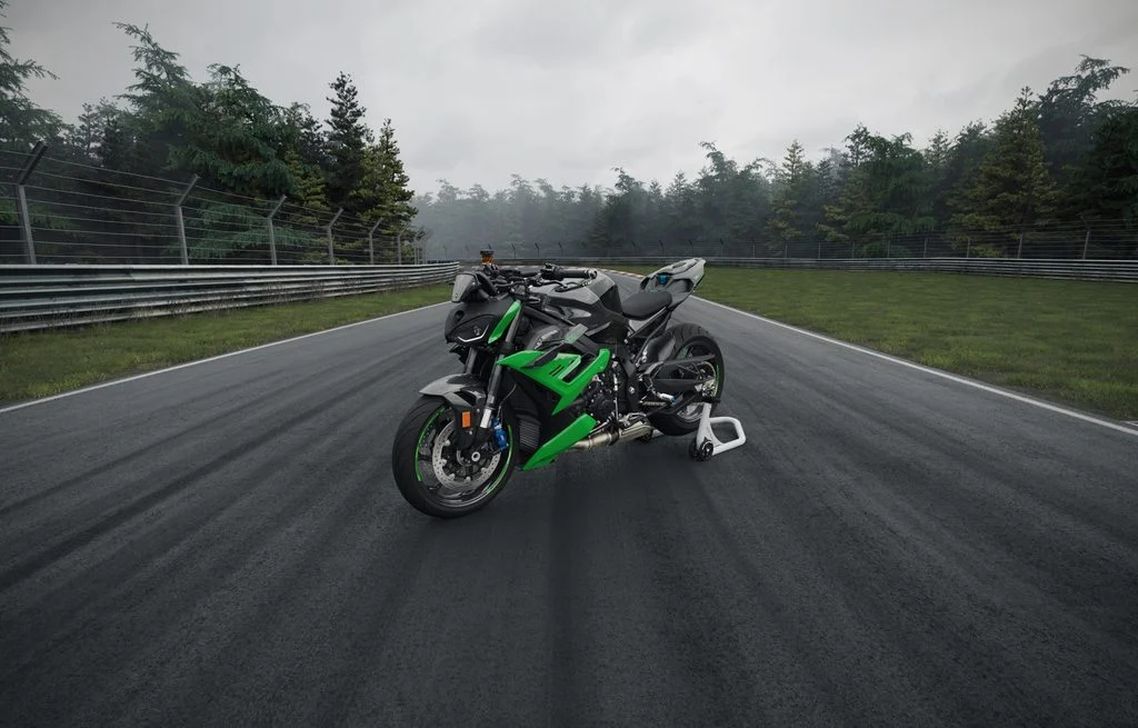 Três motocicletas BMW M 1000 RR, M 1000 R e M 1000 XR '100 Jahre Nürburgring' em edição especial, exibindo pintura verde exclusiva e detalhes comemorativos na pista de Nürburgring.