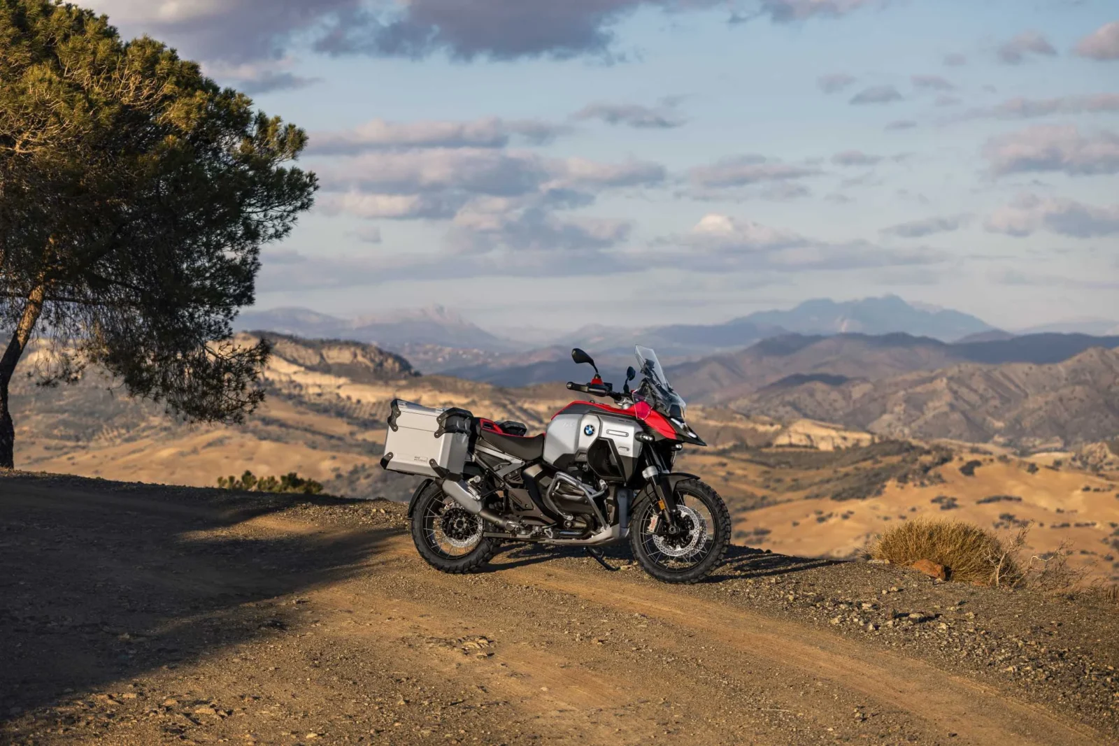 BMW R 1300 GS Adventure edição Oktoberfest com adesivos temáticos, exibida em ambiente de festival alemão